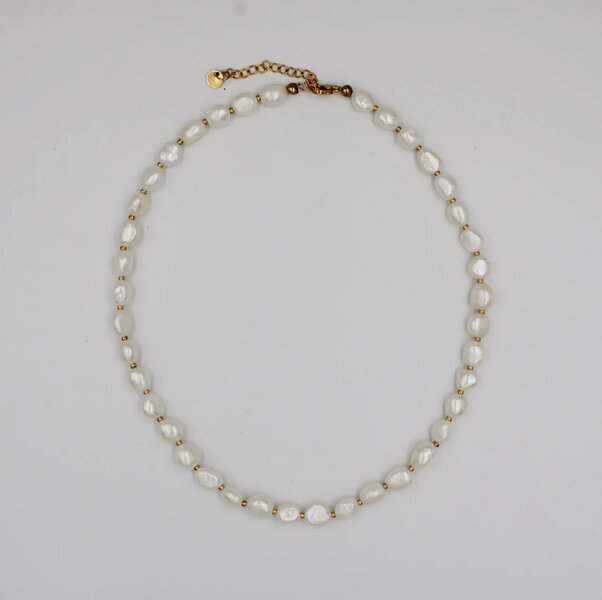 Monochromatic Gold Detailed Pearl Necklace